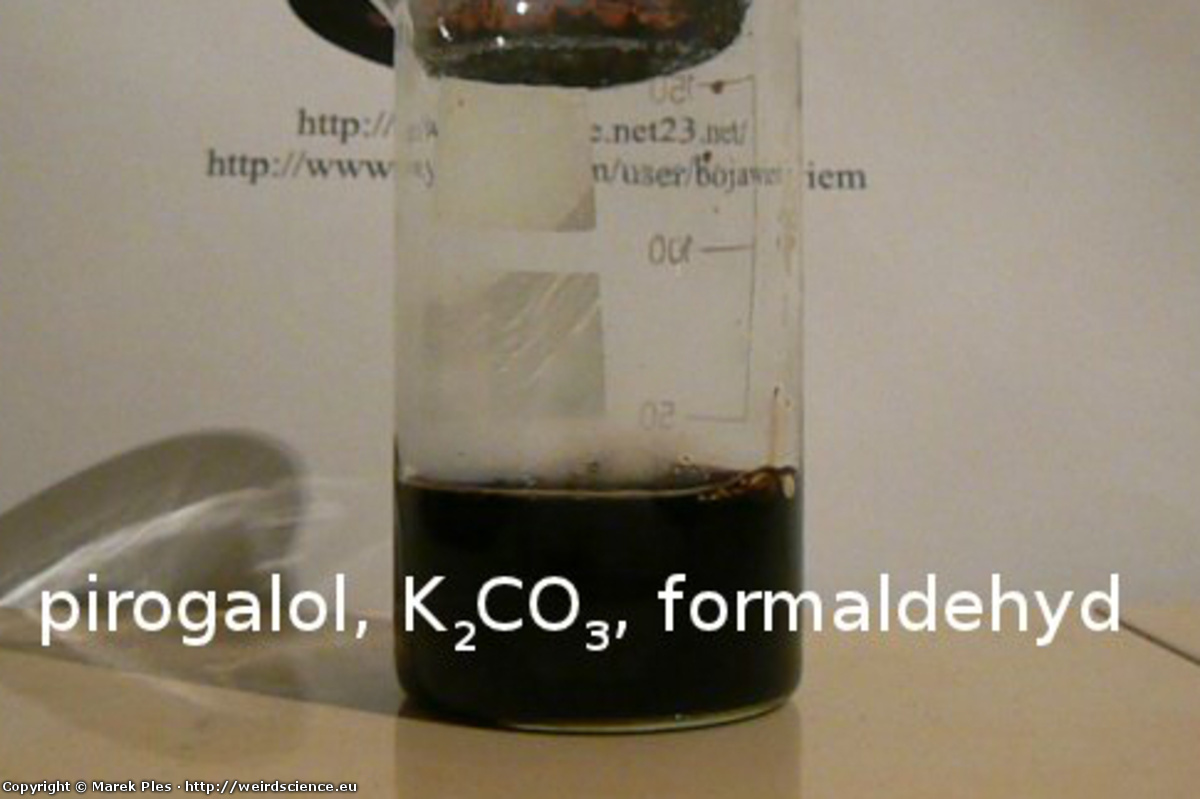 Ilustracja do artykułu "Chemiluminescencja układu pirogalol-formaldehyd"