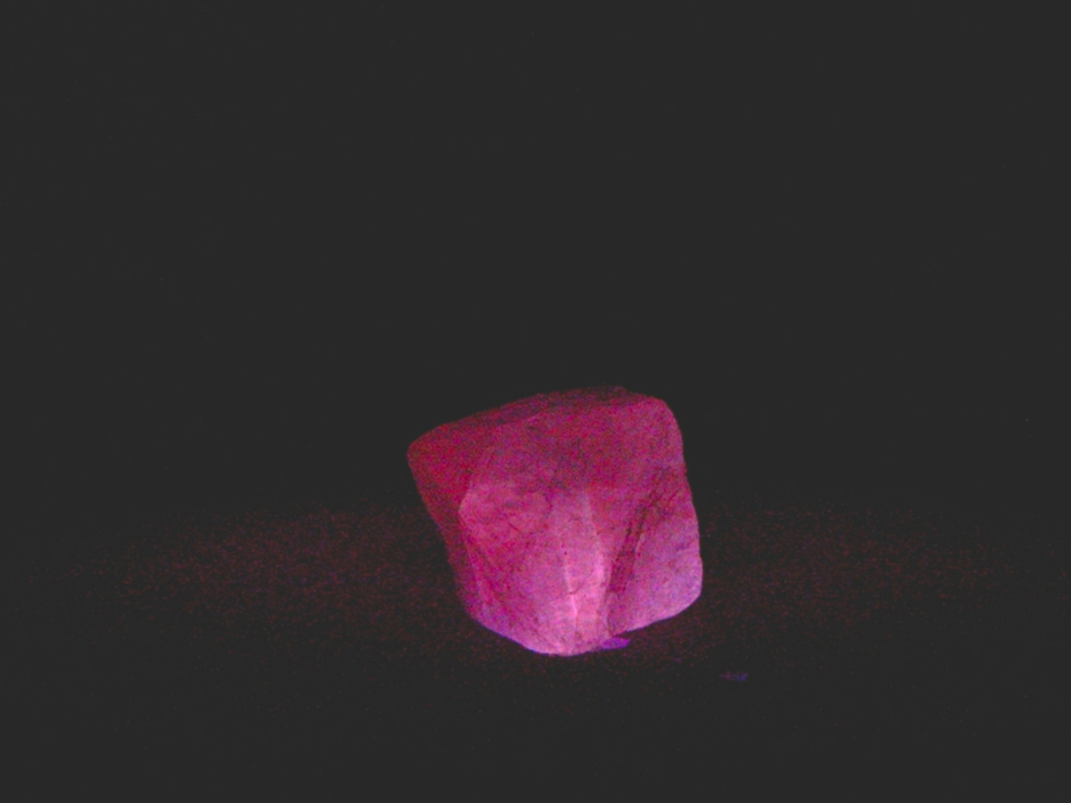Ilustracja do artykułu "Świecący kamień - termoluminescencja fluorytu"