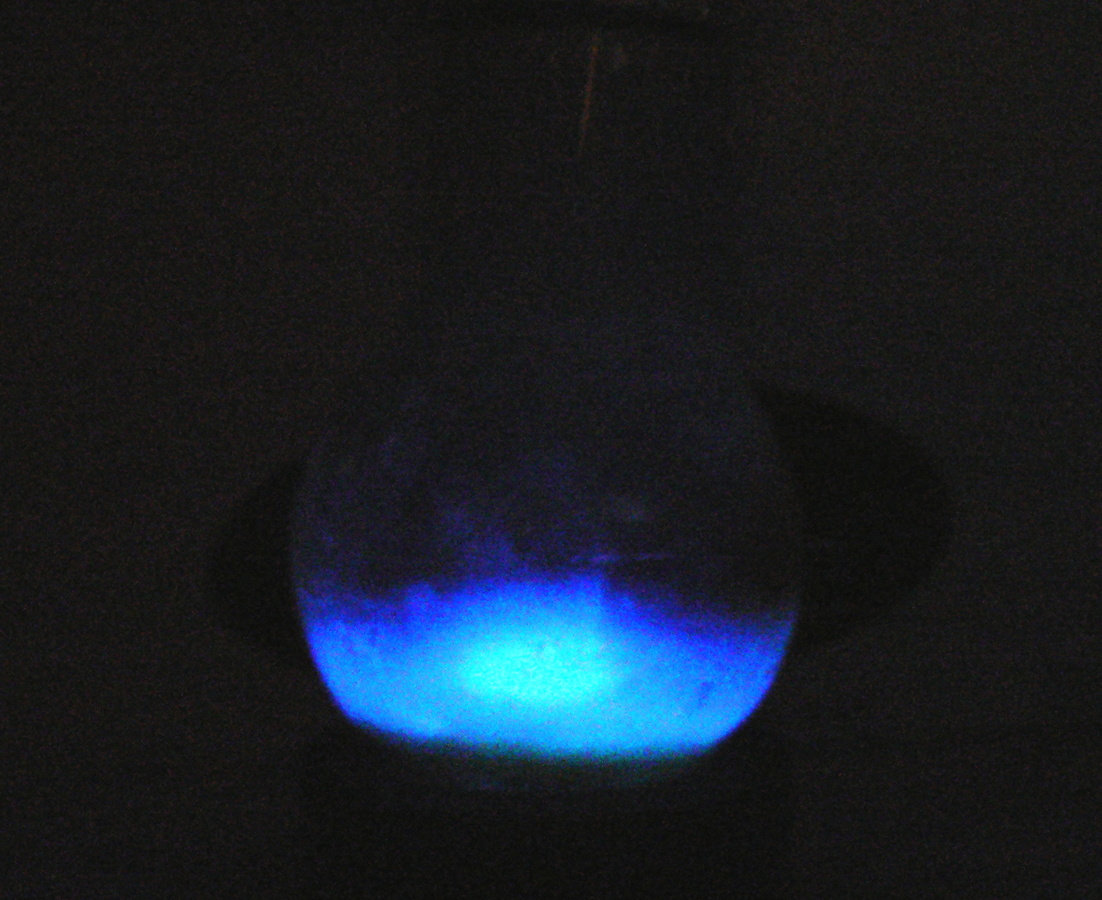 Ilustracja do artykułu "Błękitna poświata - synteza i chemiluminescencja związku Grignarda"